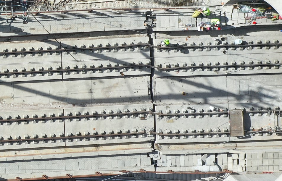 圖4 軌道板側移與軌道斷裂 圖4 軌道板側移與軌道斷裂