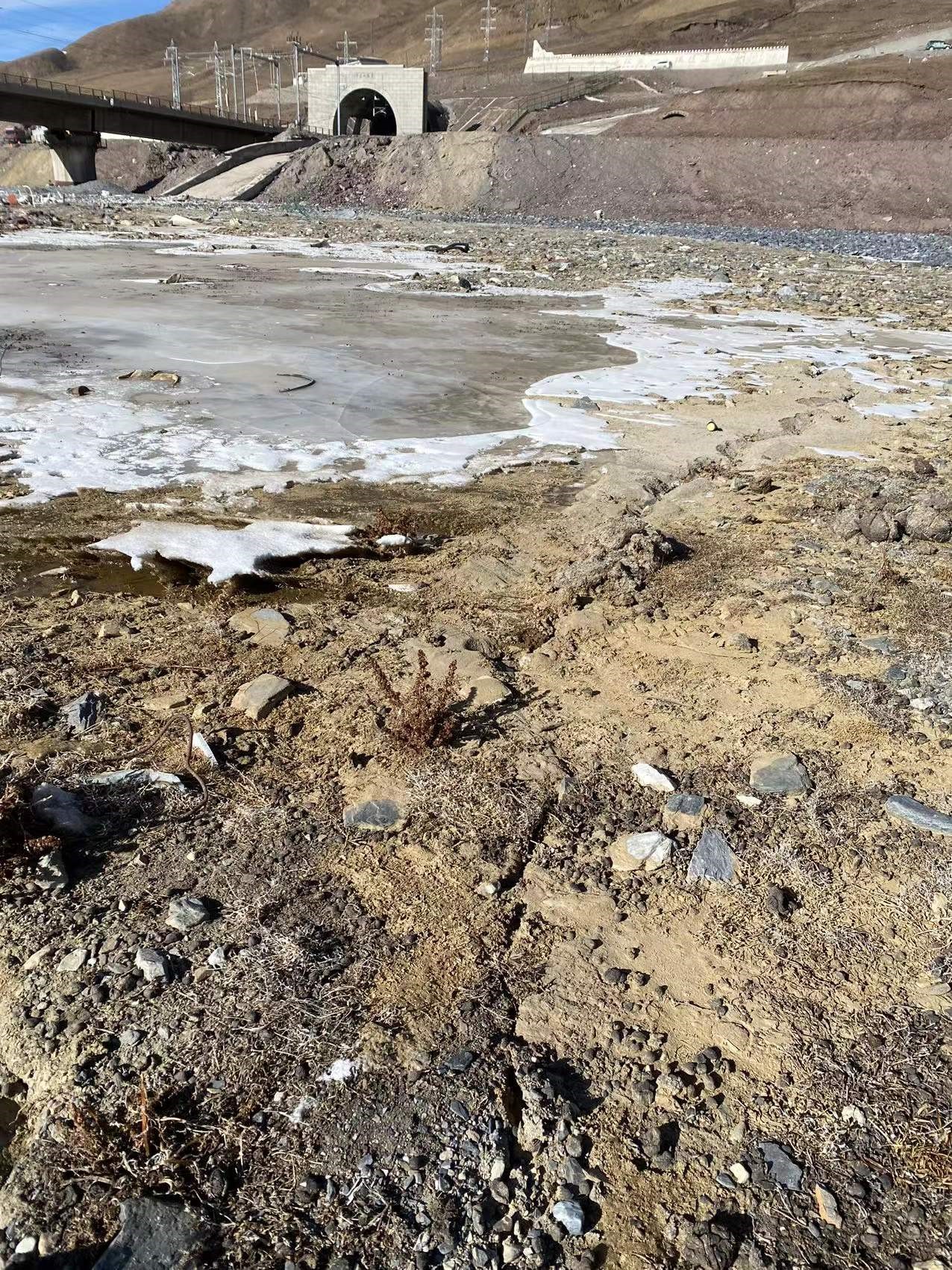 圖5 硫磺溝工程場地液化及地表開裂 圖5 硫磺溝工程場地液化及地表開裂